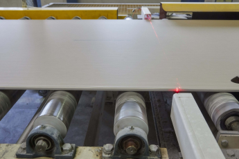 Výroba sádrokartonových desek Rigips v Horních Počaplech