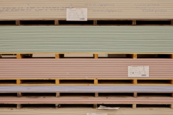 Výroba sádrokartonových desek Rigips v Horních Počaplech