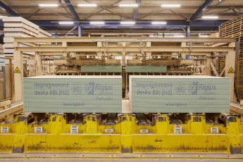 Výroba sádrokartonových desek Rigips v Horních Počaplech