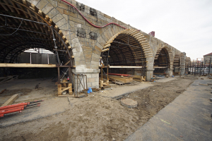 Pro zajištění stability a zachování tvaru kleneb při odtěžování zásypu jejich rubu byly realizovány podpěrné skruže