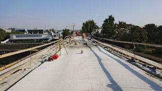 Na obloucích přes řeku už byla položena podkladní vrstva betonu pro roznášecí desku