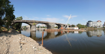 Sanace pilířů ve Vltavě – v řečišti mezi Štvanicí a Bubny kvůli tomu vznikly okolo dvou pilířů štětovnicové jímky, které se později přesunou na další pilíře