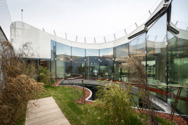 Plochá střecha nové nástavby kombinuje pobytovou terasu se zahradou