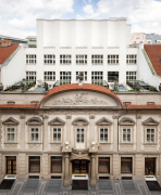 Průčelí do Hybernské ulice – pohled na barokní fasádu, za níž se skrývá stavba od Josefa Gočára