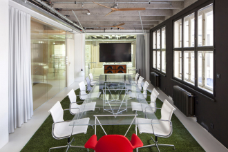 V kancelářských podlažích byl odhalen nosný monolitický železobetonový skelet se žebírkovými stropy