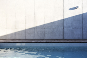 Stavba byla realizována převážně z pohledového betonu, kterému autoři věnovali pečlivou přípravu včetně rastru bednění. Při realizaci pak kladli důraz na geometrickou přesnost a také na spolupráci navazujících řemesel.