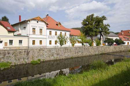 Fasáda mlýna směrem k řece byla kompletně obnovená včetně jednoduchých štuků u oken