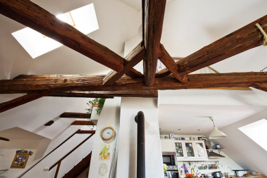 Interiér pod střechou je otevřen až do krovu