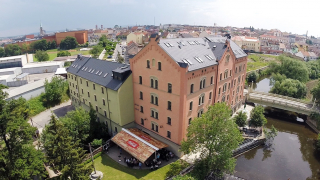 Stavební úpravy respektují původní konstrukční schéma objektu z roku 1904, založené na kombinaci zděných a dřevěných konstrukcí