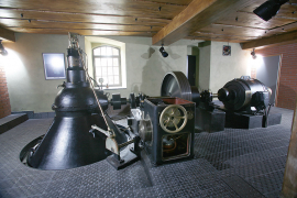 Neméně důležitým technickým prvkem objektu je malá vodní elektrárna z roku 1932