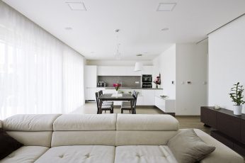 V otevřeném centrálním prostoru se nachází obývací pokoj, kuchyně a jídelna