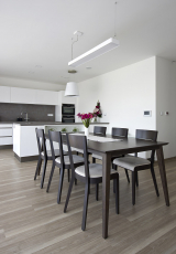 Jako záloha pro chladné dny slouží podlahové topení