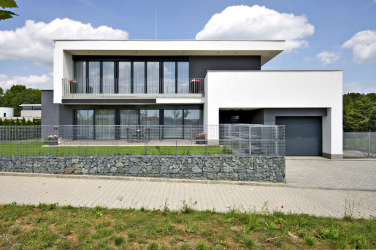 Prosklené lodžie se otevírají k jihozápadu, okna mají dřevohliníkové rámy