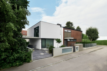 Tvar, uspořádání, materiály i transparentnost objektu odpovídají klasickému modernímu stylu