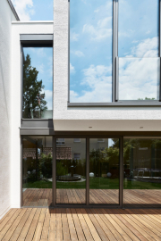 Prosklené napojení na sousední objekt