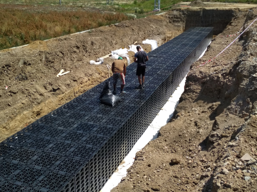 Čištění a zasakování dešťové vody v obchodním centru ve Starém Městě