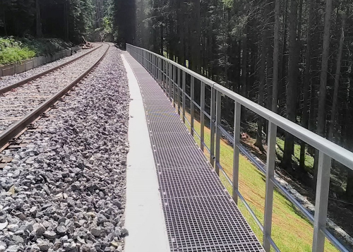 Šumavská železniční trať s kompozitními lávkami a zábradlím