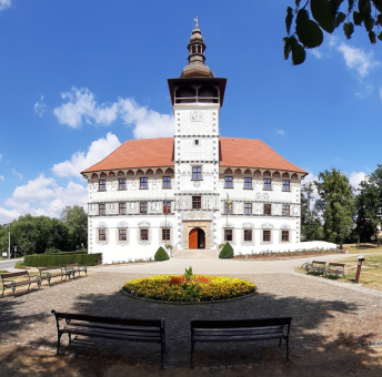 Generální oprava zámku ve Staré Vsi nad Ondřejnicí finišuje, taškou Granát 11 přispěl i Bramac