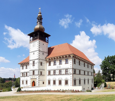 Generální oprava zámku ve Staré Vsi nad Ondřejnicí finišuje, taškou Granát 11 přispěl i Bramac