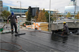 Obr. 4: Provádění izolace v ploše a v detailech