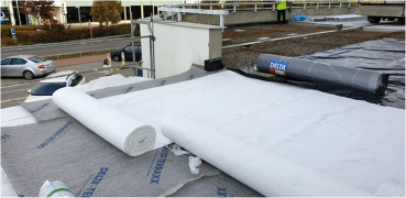 Obr. 7: Provádění skladby provozní vrstev – ochranné a drenážní vrstvy pod pojížděnou deskou