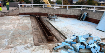 Obr. 8: Pohled na odhalený zkorodovaný odvodňovací žlab