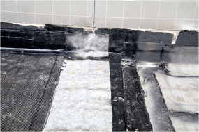 Obr. 21: Dilatační uzávěr provedený v hydroizolačním povlaku; je současně vytažen na svislé konstrukce