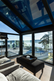 Skleněné výplně bez zabarvení. Dynamické stínění, které lze individuálně regulovat automaticky, pomocí světelných čidel, manuálně prostřednictvím ovládacího panelu nebo pomocí aplikace SageGlass® App přes bezdrátové připojení.