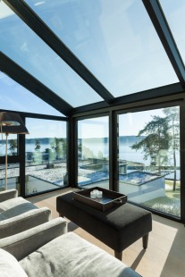 Skleněné výplně při zabarvení. Dynamické stínění, které lze individuálně regulovat automaticky, pomocí světelných čidel, manuálně prostřednictvím ovládacího panelu nebo pomocí aplikace SageGlass® App přes bezdrátové připojení.