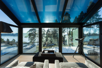 Skleněné výplně při zabarvení: na obou stranách byl zabudován otvíratelný okenní díl (Schüco AWS 75.SI) pro účely manuální ventilace