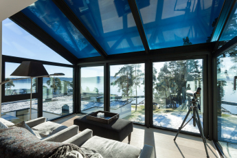 Skleněné výplně bez zabarvení: na obou stranách byl zabudován otvíratelný okenní díl (Schüco AWS 75.SI) pro účely manuální ventilace