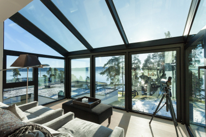 Skleněné výplně při zabarvení: na obou stranách byl zabudován otvíratelný okenní díl (Schüco AWS 75.SI) pro účely manuální ventilace