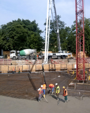 Letní betonáž bytového domu U Uranie