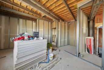 Mezibytové příčky Rigips v malometrážních bytech v Českomoravské „pokořily“ akustickou normu o šest decibelů