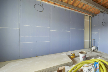 Mezibytové příčky Rigips v malometrážních bytech v Českomoravské „pokořily“ akustickou normu o šest decibelů