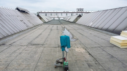 Obr. 1: Demontáž původního střešního pláště a navaření nové parozábrany