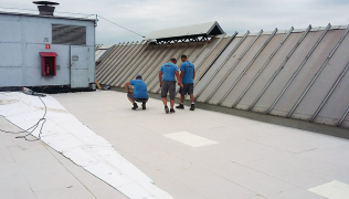 Obr. 5: Klíny z EPS přilepené lepidlem FATRAFIX TI na PIR desky