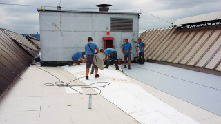 Obr. 6: Začátek lepení fólie FATRAFOL 807/V lepidlem FATRAFIX FM