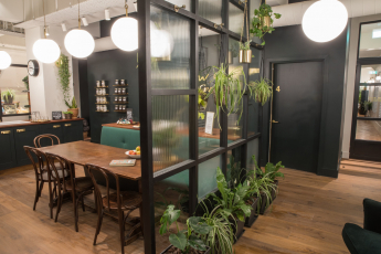 Prostory Lush v Liverpoolu, podlahy Kährs