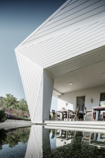 Restaurace Mimama s netradiční plošně prolamovanou fasádou obloženou prvky PREFA Siding