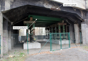 Obr. 4b: Detail narušení krycích vrstev, koroze výztuže železobetonové rámové konstrukce, dočasné podepření rámové konstrukce