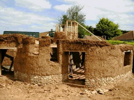 Obr. 2: Stavba domu z vrstveného zdiva, Cadhay, Devon, Anglie, Kevin McCabe Ltd.