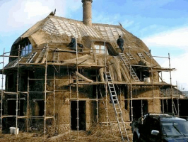 Obr. 3: Stavba domu z vrstveného zdiva, Cadhay, Devon, Anglie, Kevin McCabe Ltd.