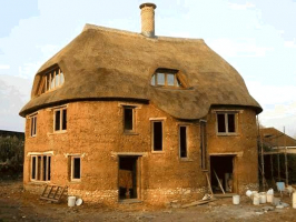 Obr. 4: Stavba domu z vrstveného zdiva, Cadhay, Devon, Anglie, Kevin McCabe Ltd.