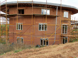 Obr. 6: Dingle Dell, Devon, Anglie, Kevin McCabe Ltd., hrubá stavba