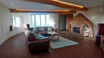 Obr. 9: Obývací pokoj s krbem