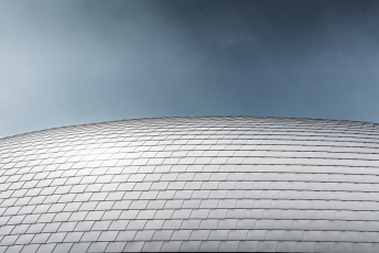 Hliníkové šindele PREFA na sportovní hale v Dolních Břežanech, foto Croce & WIR