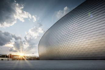 Hliníkové šindele PREFA na sportovní hale v Dolních Břežanech, foto Croce & WIR