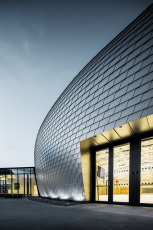 Hliníkové šindele PREFA na sportovní hale v Dolních Břežanech, foto Croce & WIR