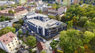 Stavba je citlivě zasazena do okolní zástavby